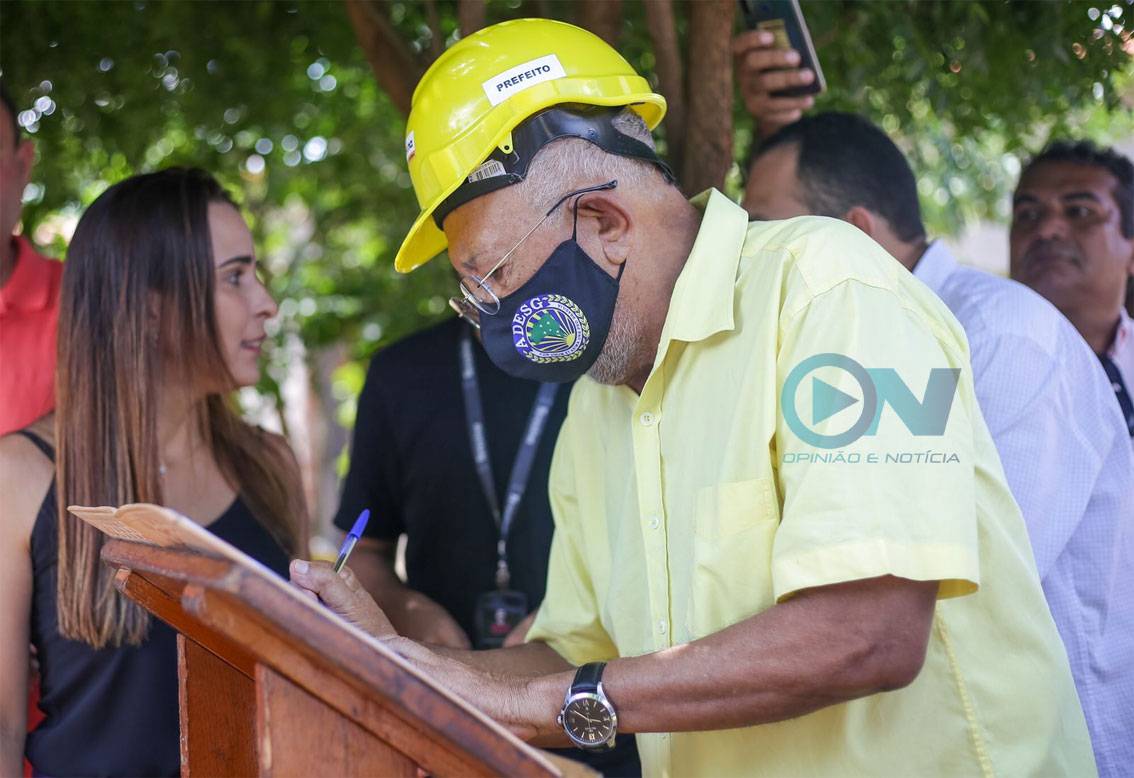 Prefeito de Teresina assina ordem de serviço para recuperação da estrada do Boa Hora